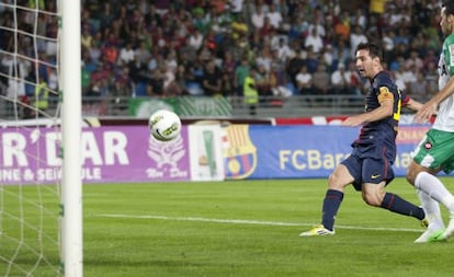 Messi, rodeado de rivales del Raja de Casablanca.