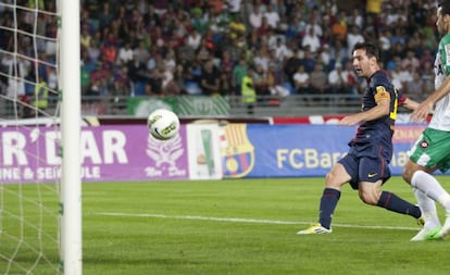 Messi, rodeado de rivales del Raja de Casablanca.