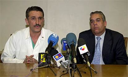 Los médicos José Eugenio Guerrero Sanz (izqda.), jefe del Servicio de Cuidados Intensivos, y José Avelino Barros (dcha.), jefe del Servicio Médico de la Casa del Rey, durante la rueda de prensa.