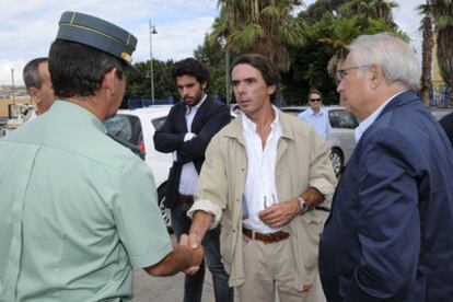El ex presidente del Gobierno, José María Aznar, acompañado de su hijo Alonso y del presidente de Melilla, Juan José Imbroda, saluda a un guardia civil en la frontera de Beni-Enzar.