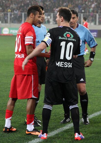 Neymar y Messi se saludan antes del inicio del encuentro.
