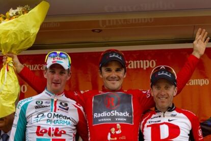 Markel Irizar, campeón de la Vuelta a Andalucía, flanqueado por Jurgen van den Broeck (2º) y Levi Leipheimer (3º).