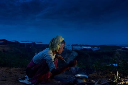 Una refugiada rohingya prepara comida en el campo de refugiados de Hakimpara en Bangladés.