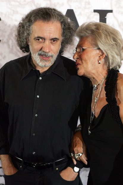 Pilar Bardem posa con el director Fernando Trueba en Madrid, durante el estreno de 'Alatriste', en 2006.