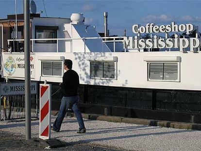 Un joven pasa ante el <i>Mississippi,</i> un <i>coffeeshop</i> de Maastricht que vende marihuana.