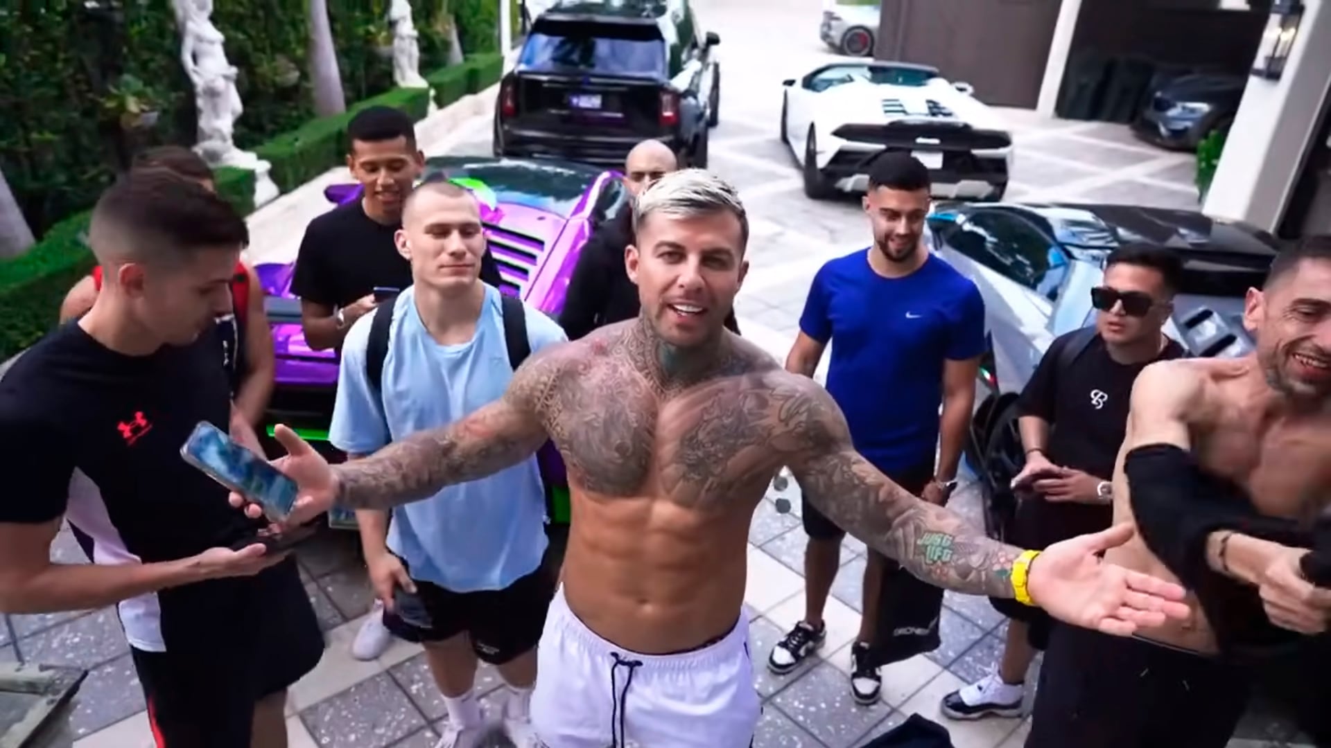 El influencer Amadeo Llados, en uno de sus vídeos de Youtube, donde difunde la palabra de Jesucristo.