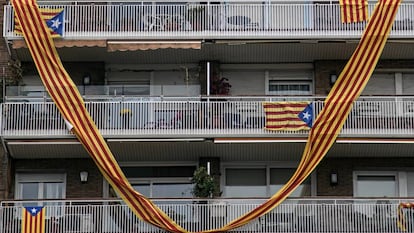 Fachada de un edificio en Barcelona donde cuelgan banderas catalanas independentistas, así como la de la región.