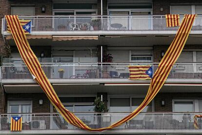 Fachada de un edificio en Barcelona donde cuelgan banderas catalanas independentistas, así como la de la región.