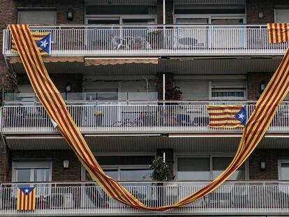 Fachada de un edificio en Barcelona donde cuelgan banderas catalanas independentistas, así como la de la región.