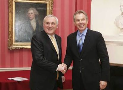 Tony Blair y Bertie Ahern, tras su reunión en Downing Street.