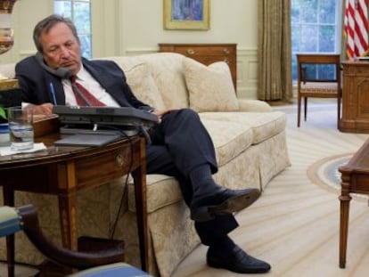 El presidente, Barack Obama al fondo y Larry Summers, en la Casa Blanca.