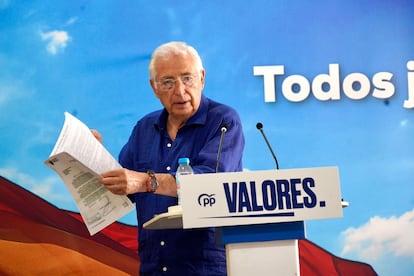 El presidente de Melilla, Juan José Imbroda, en rueda de prensa en la sede del PP melillense, este martes.