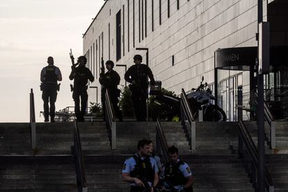 Agentes de las fuerzas de seguridad vigilan los alrededores del centro comercial, tras el tiroteo. El presunto autor de los disparos tiene antecedentes psiquiátricos, según ha detallado ya en la mañana del lunes el inspector jefe de la policía, que ha aclarado que por el momento no hay indicios de “un acto terrorista”. 