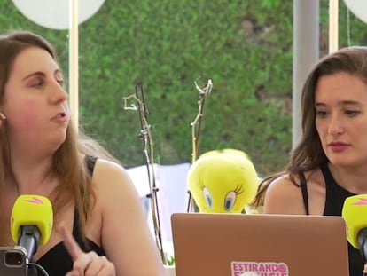Las presentadoras del podcast 'Estirando el chicle', Carolina Iglesias (izda) y Victoria Martín, durante la grabación de uno de sus episodios. Foto extraida de las redes sociales del podcast.