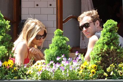 Sienna Miller y Jude Law, en mayo de 2010 en Nueva York.