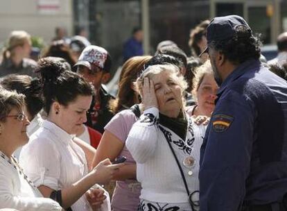 María Jesús Redondo, abuela de Marta, ayer tras sufrir un desmayo ante los juzgados de Sevilla.