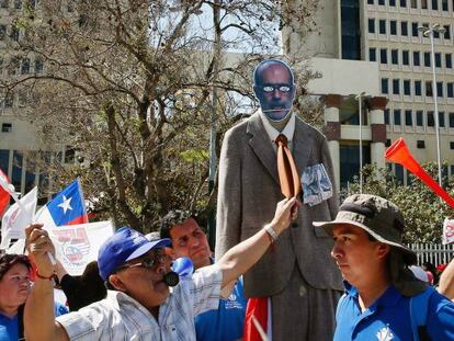 Protesta de funcionarios frente al Congreso chileno, en 2016, para pedir una subida salarial.