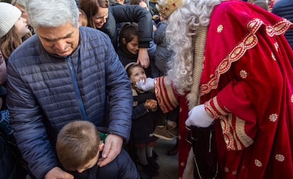 Grupo de niños recibiendo el saludo de los Reyes Magos esta tarde en San Sebastián. 