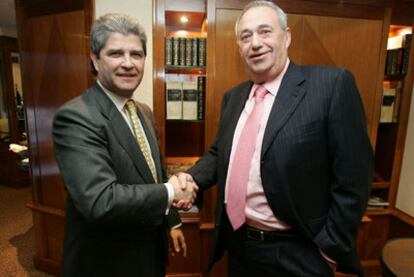 Fernando Martín, a la izquierda, saluda a Manuel Jove cuando se cerró la venta de Fadesa en septiembre de 2006.