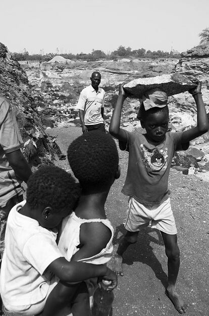 Muchos de los niños de la mina trabajan transportando piedras, otros cuidan de sus hermanos menores mientras que las madres trabajan. Cerca de la mina de Pissy funciona también una guarderia, que sin embargo no está abierta todo el año. En todo caso, numerosos niños acompañan a sus madres, hasta volverse bastante grandes para poder trabajar. Para muchos de ellos la mina será su futuro.