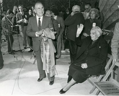 Santiago Carrillo y Dolores Ibárruri, en el mitin de cierre de campaña del Partido Comunista de España en la plaza de toros de Las Ventas de Madrid, el 26 de octubre de 1982. El PCE se quedó con cuatro diputados (había obtenido 19 en las generales de 1979) dejándose en las urnas más de un millón de votos. Estas elecciones dejarían deshecho al PCE y en medio de una profunda crisis interna. Carrillo dimitiría de la dirección del PCE en noviembre. Según él, el bipartidismo, el voto útil hacia el PSOE y "no prestar atención a los problemas de la juventud".  En las siguientes elecciones, las de 1986, la marca PCE quedaría diluida en las siglas de Izquierda Unida (IU). 