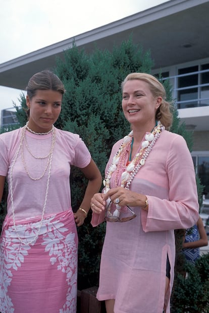 Conchas, pareos y rosa: Grace y Carolina, en 1978. Aunque por sus estilismos podrían salir del pasado verano.