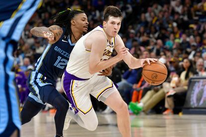 Austin Reaves, de los Lakers, supera a Ja Morant, de los Memphis Grizzlies, durante el primer partido de la eliminatoria.