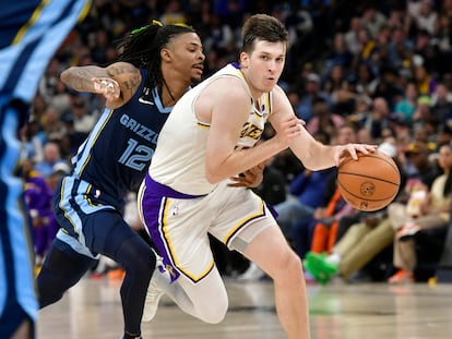 Austin Reaves, de los Lakers, supera a Ja Morant, de los Memphis Grizzlies, durante el primer partido de la eliminatoria.