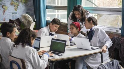 Un grupo de estudiantes de primaria resuelven ejercicios utilizando la Plataforma Adaptativa de Matemática, que les permite aprender de manera personalizada.