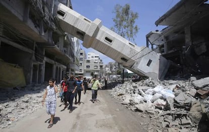 Un minarete derruido tras un ataque israel&iacute; sobre la franja de Gaza. 