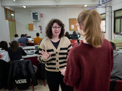 Alicia López, profesora de Filosofía del instituto público de Miguelturra (Ciudad Real), donde los docentes tratan de contrarrestar con datos la avalancha de contenidos ultras que los alumnos reciben en las redes sociales.