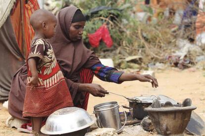 Kadija Mohamed cocina para sus hijos en un campamento en Donsoor, Somalia.