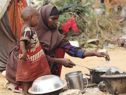 Kadija Mohamed cocina para sus hijos en un campamento en Donsoor, Somalia. 