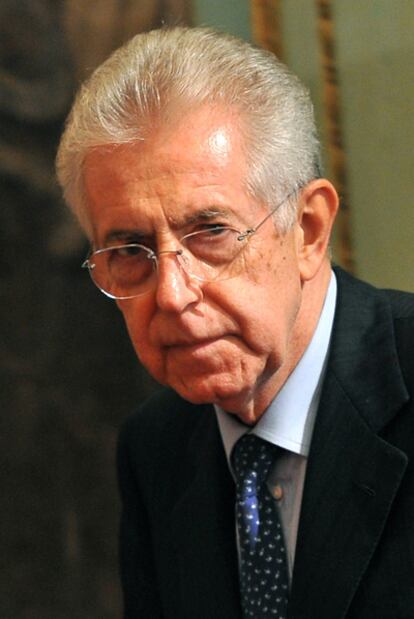Mario Monti se dispone a hablar con los periodistas en el palacio Giustiniani, en Roma.