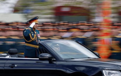 El ministro de Defensa ruso, Sergei Shoigú, en un Aurus cabriolet descapotable durante el desfile militar por el Día de la Victoria, que marca el 77º aniversario del triunfo sobre la Alemania nazi en la Segunda Guerra Mundial. Putin ha comenzado su discurso enumerando diferentes batallas históricas, desde Borodino contra Napoléon hasta Stalingrado contra Hitler, para subrayar que “así luchan estos días por nuestra gente en Donbás, por la seguridad de nuestra patria, Rusia”.