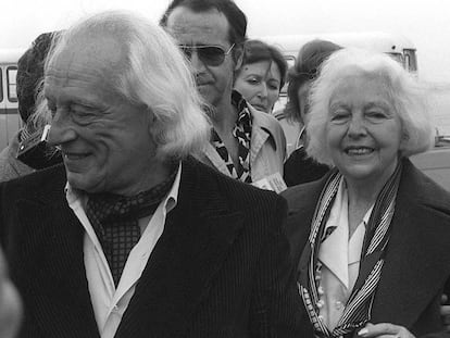 María Teresa León y Rafael Alberti, a su llegada a Madrid tras su largo exilio, en 1977.