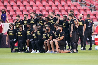 Los jugadores de Los Angeles FC, con camisetas con el lema 'Black Lives Matter', este miércoles poco antes de que se suspendiera su partido ante el Real Salt Lake en Sandy, Utah.