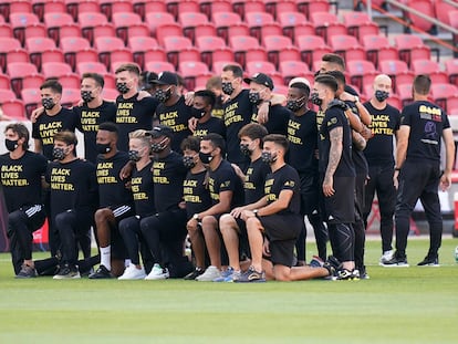 Los jugadores de Los Angeles FC, con camisetas con el lema 'Black Lives Matter', este miércoles poco antes de que se suspendiera su partido ante el Real Salt Lake en Sandy, Utah.
