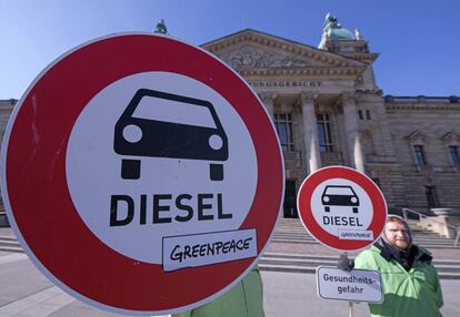 Varios activistas frente al tribunal que ha permitido prohibir el di&eacute;sel en ciudades de Alemania.