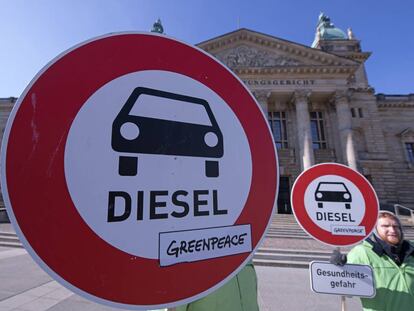 Varios activistas frente al tribunal que ha permitido prohibir el di&eacute;sel en ciudades de Alemania.