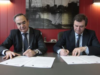 Javier Bueno, director de empresas de Bizkaia de Kutxabank (izquierda), y José Luis López Gil, presidente de la FVEM, firman el acuerdo. 