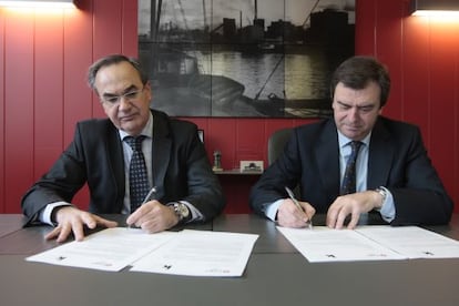Javier Bueno, director de empresas de Bizkaia de Kutxabank (izquierda), y José Luis López Gil, presidente de la FVEM, firman el acuerdo. 