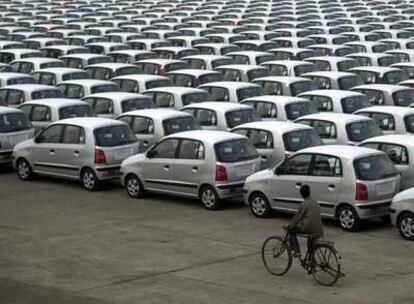 Coches de la marca Hyundai, en el puerto de Madrás (India).