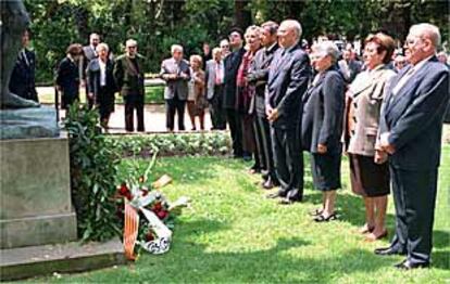 El Parlament de Catalunya brindó ayer homenaje a los catalanes que murieron en la II Guerra Mundial al coincidir con el 56º aniversario de la capitulación del Ejército nazi.