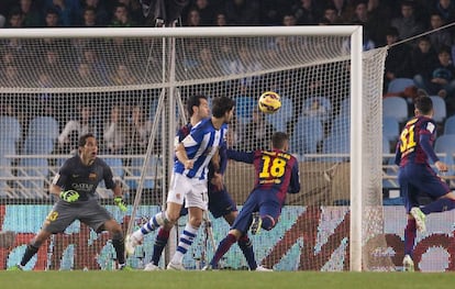 Jordi Alba marca en propia puerta ante Xabi Prieto y Busquets.