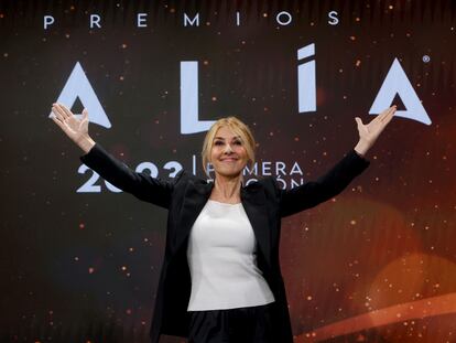 La actriz Cayetana Guillén Cuervo, presidenta de la Academia de las Artes Escénicas, saluda a su llegada a la lectura de los nominados de la primera edición de los Premios Talía, el pasado 28 de febrero en Madrid.