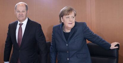 El ministro de Economía alemán, Olaf Scholz, junto con la canciller alemana saliente, Angela Merkel. 