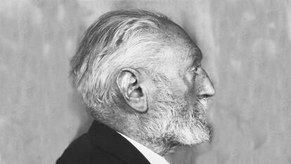 Miguel de Unamuno, fotografiado de perfil, obra de José Limeses y Antonio M. Saralegui