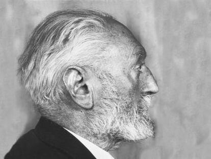 Miguel de Unamuno, fotografiado de perfil, obra de José Limeses y Antonio M. Saralegui
