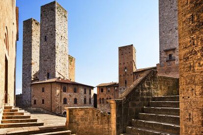 Las 15 torres de San Gimignano dibujan un curioso 'skyline' medieval. En la época, las familias locales más destacadas demostraban su poder y riqueza construyendo una torre más alta que la de sus vecinos (originariamente había 72). En la retratada Piazza del Duomo se encuentra la catedral y el Palazzo dei Podestà, de finales del siglo XIII, con la aneja Torre della Rognosa.